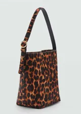 Bolso de hombro con estampado de leopardo, forro interior y cierre de cremallera.