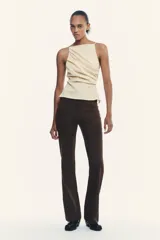 Pantalón blanco de tiro alto con corte acampanado.