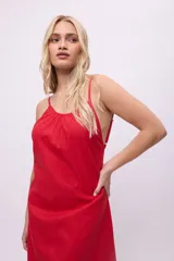 Vestido amarillo de lino y algodón, con breteles finos y espalda descubierta.