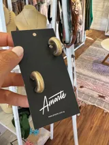 Aros tipo argolla gruesa con textura acanalada, con baño de plata.