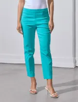 Pantalón recto color lila en gabardina elastizada, marca Zac & Rachel. Pretina ancha con faja interna modeladora. Delantera con bolsillos simulados. Trasera con bolsillos ojal.
