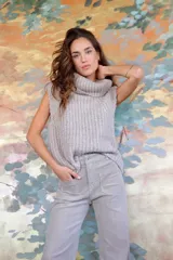 Pantalón de pana fina color gris, de tiro medio con dos bolsillos frontales.