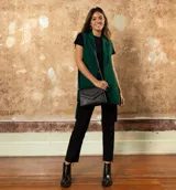 Botines negros de cuero vacuno con detalle de cuero con textura de cocodrilo en el talón y cierre dorado. Taco cuadrado de madera con folia de cuero de 5cm y entre suela de goma de 1,5cm.