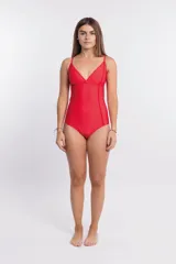 Malla enteriza roja con breteles finos y escote en V.