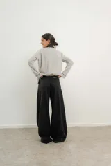 Pantalón marrón de tencel, corte ancho con pinzas y bolsillos laterales.
