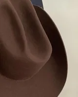 Sombrero texano marrón de lana merino, confeccionado artesanalmente en Uruguay.