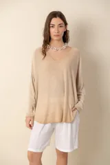 Sweater celeste de punto con escote en V y mangas largas.