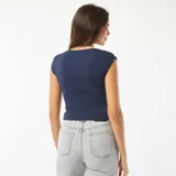 Remera azul marino de corte crop top, con cuello redondo y mangas cortas.