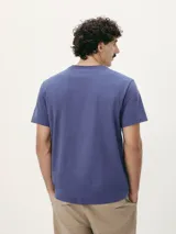 Camiseta marrón de corte recto y mangas cortas.