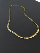 Conjunto de collar y pulsera dorados con eslabones de diseño intrincado.