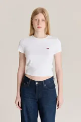 Remera blanca de algodón con logo de Levi's en el pecho.