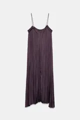 Vestido midi color morado oscuro, con escote en V y tirantes finos. El tejido presenta un acabado satinado y un efecto plisado o arrugado que le da fluidez.