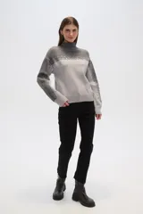 Sweater gris con cuello alto, diseño degradado y apliques de lentejuelas en el frente y las mangas.