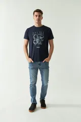 Remera de hombre azul marino con estampado de un pulpo y texto en color celeste.