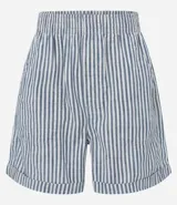 Short de sarga con estampado de rayas verticales en tonos celeste y blanco, con cintura elástica, bolsillos delanteros y traseros, y bajo plegado.