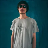 Remera gris con estampado de un baterista y la palabra "Kaboa" escrita a mano.