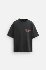 Sudadera negra de algodón con efecto lavado, corte relaxed fit, cuello redondo y manga corta. Estampado frontal y trasero con la leyenda "Agua Fresca Ametal".