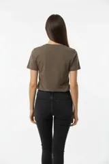 Remera negra de algodón con estampado de mariposa y frase "Set Yourself Free" en color celeste.