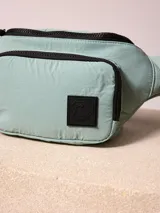 Riñonera negra de nylon arrugado con dos compartimentos con cierre y logo de la marca en relieve.