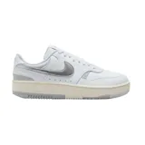 Zapatillas urbanas Nike Gamma Force, color blanco con detalles plateados.