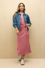 Vestido negro de punto canalé, corte midi, sin mangas y con lazo lateral.