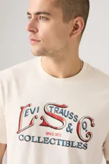 Remera de hombre color crema, de corte recto y manga corta. Estampado frontal con el logo de Levi Strauss & Co. Collectibles en azul y rojo.