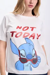 Remera de manga corta color crudo con estampado de Stitch con gafas de sol y la frase "Not Today" en rojo.