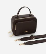 Bolso bandolera negro con correa de mano fija y asa larga ajustable desmontable. Cuenta con bolsillo delantero y cierre por cremallera.