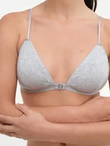 Sostén bralette triangular color gris melange, con breteles finos regulables y cierre frontal.