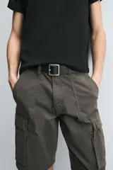 Bermuda cargo de algodón color marrón oscuro, tiro medio, corte regular, con bolsillos laterales de parche con solapa y bolsillos traseros de vivo.