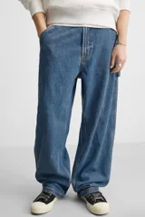 Pantalón de jean negro, corte relaxed fit, con bolsillos frontales y traseros tipo parche, tira multifunción y bolsillo tipo parche en las piernas. Tiene efecto lavado y cierre frontal con cremallera y botón.