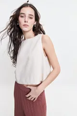 Musculosa color verde lima de lino con escote redondo.