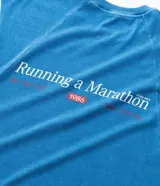 Musculosa sin mangas, corte boxy, color azul celeste con efecto desteñido. Presenta un pequeño logo bordado en el pecho.