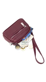 Monedero negro de simil cuero con correa para la mano, diseño práctico y compacto. Bolsillo principal con doble cierre, y un bolsillo frontal pequeño para llevar monedas.