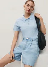 Short de jean celeste con cierre de botón y cremallera, trabillas, dos bolsillos traseros, tiro medio, detalle de pinzas, diseño corto, dos bolsillos laterales y diseño recto.