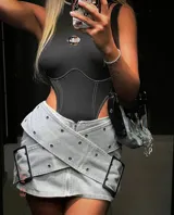 Body negro de lycra con cuello alto, corte cavado y logo metálico en el pecho.