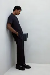 Remera negra de punto texturizado de mezcla de algodón con cuello y miniabertura en V. Corte estándar.