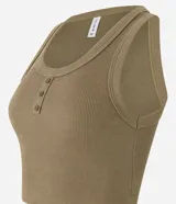 Blusa sin mangas color marrón claro, confeccionada en tejido rib con botones delanteros.