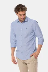 Camisa de manga larga, color celeste con finas rayas blancas, confeccionada en una mezcla de lino y algodón. Presenta un corte slim fit y no tiene bolsillo.