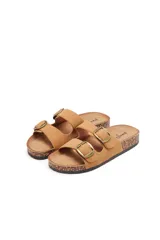 Sandalias planas color tostado con dos tiras anchas con hebillas metálicas ajustables y plantilla con base de corcho.