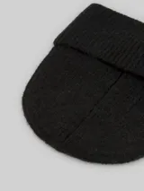 Gorro beanie negro de lana con etiqueta de cuero sintético con logo grabado.