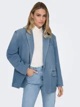 Blazer celeste de denim con cuello solapa, manga larga con hombros caídos, cierre con botones y bolsillos laterales.