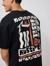 Remera de hombre color crudo con estampado en el frente y la espalda.