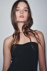 Vestido largo negro, palabra de honor con hombros descubiertos y falda de tul.