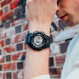 Reloj digital G-Shock modelo GD-010-1DR, con caja grande de resina negra, batería de 10 años de duración, resistencia al agua de 200 metros, luz LED de alto brillo, hora mundial y cronómetro.