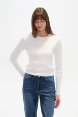 Sweater blanco de viscosa, con cuello a la base, diseño de ochos y corte al cuerpo.