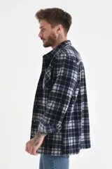 Sobrecamisa a cuadros azul marino y gris, de corte recto y manga larga, con cuello camisero y cierre frontal con botones.