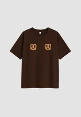 Remera marrón de manga corta con dos pretzels estampados en el pecho.
