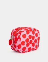 Monedero pequeño de tela deportiva color rosa con estampado de manzanas rojas. Tiene cierre circundante con tirador decorativo.
