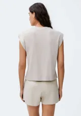 Musculosa azul marino de tejido de punto con cuello redondo y sisas amplias. Diseño minimalista y corte recto.